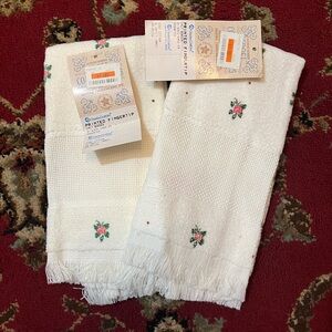 Two vintage White Floral Bath Towels printed fingertip
